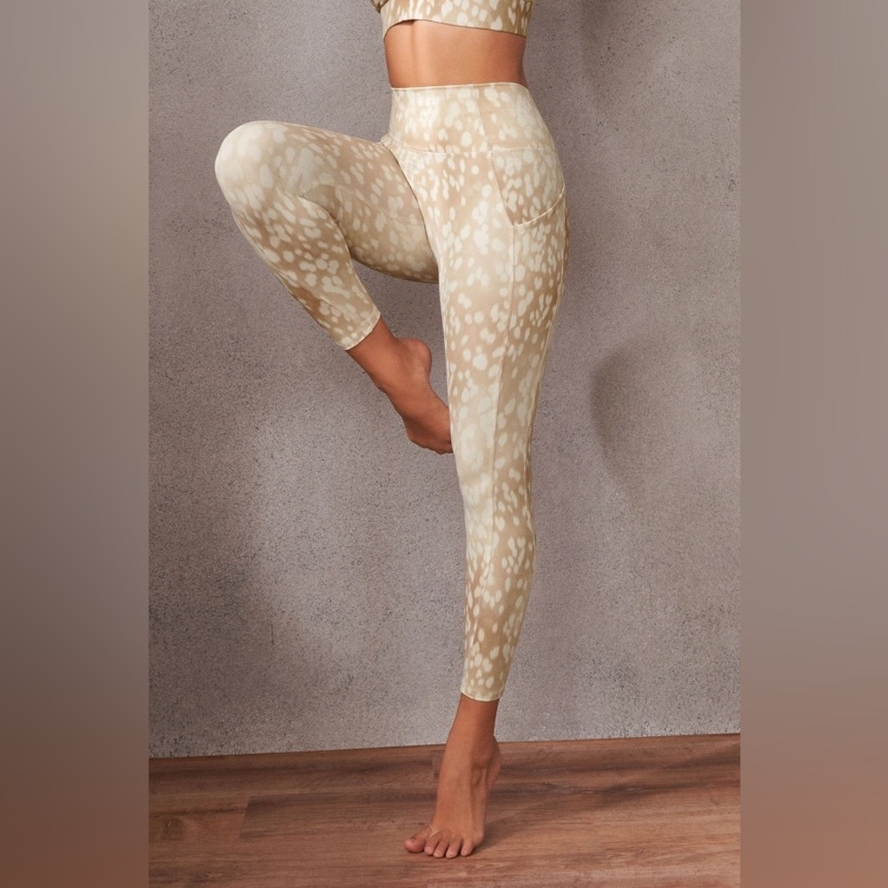 Fabletics Oasis 7/8 tight in spotted doe size large